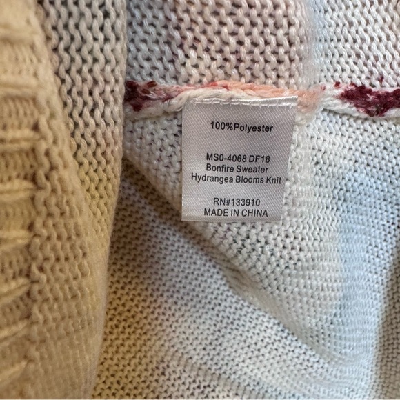 Show Me Your MuMu Bonfire Sweater
Hydrangea Blooms Floral
Knit Size Small - Picture 10 of 16